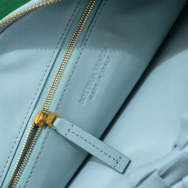 Batch 1460 BV Bottega Veneta 2022 Early Spring New Ladies Medium JODIE Handbag BV Bag 🔥The new method is to round the corners on the original basis and knot the round hobo bag with classic woven leather. The most iconic triangular pull-out design, using sheepskin draped soft shape, is super suitable for concave shapes~ Jodie feels really gentle to people, and is definitely the best item for daily matching. It has the same weave, new elements and twists, and is versatile. It is the new favorite of street style Internet celebrities! Size: 36*21*13 Model: 6697